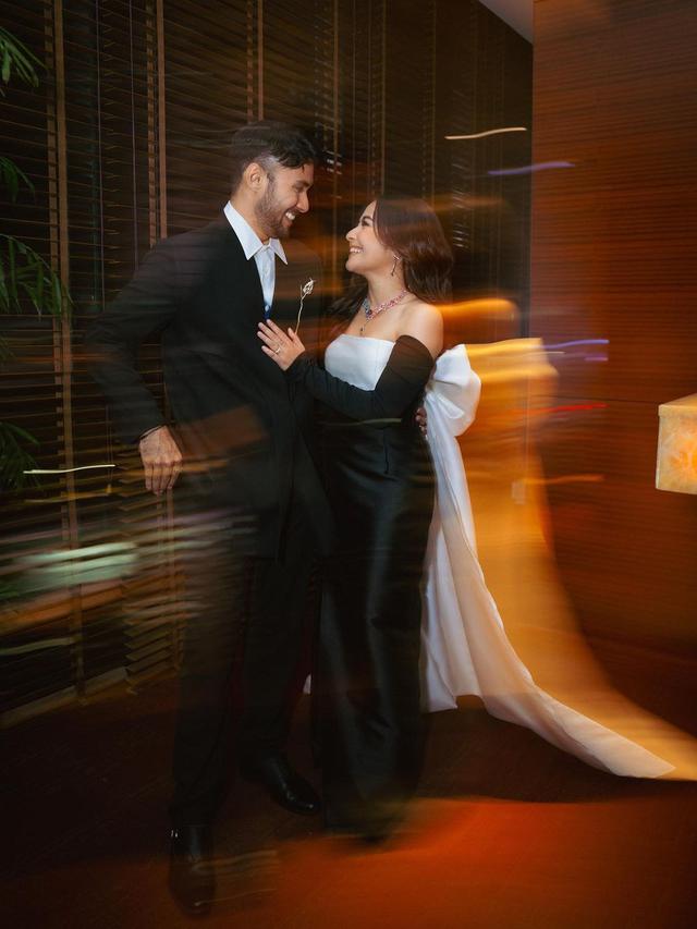 Adu Akting, Ini 7 Potret Prilly Latuconsina Bareng Refal Hady yang Bikin Baper