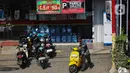 Aktivitas juru parkir liar memindahkan atau memarkirkan kendaraan warga di salah satu minimarket di Jakarta, Senin (5/5/2025). (Liputan6.com/Angga Yuniar)