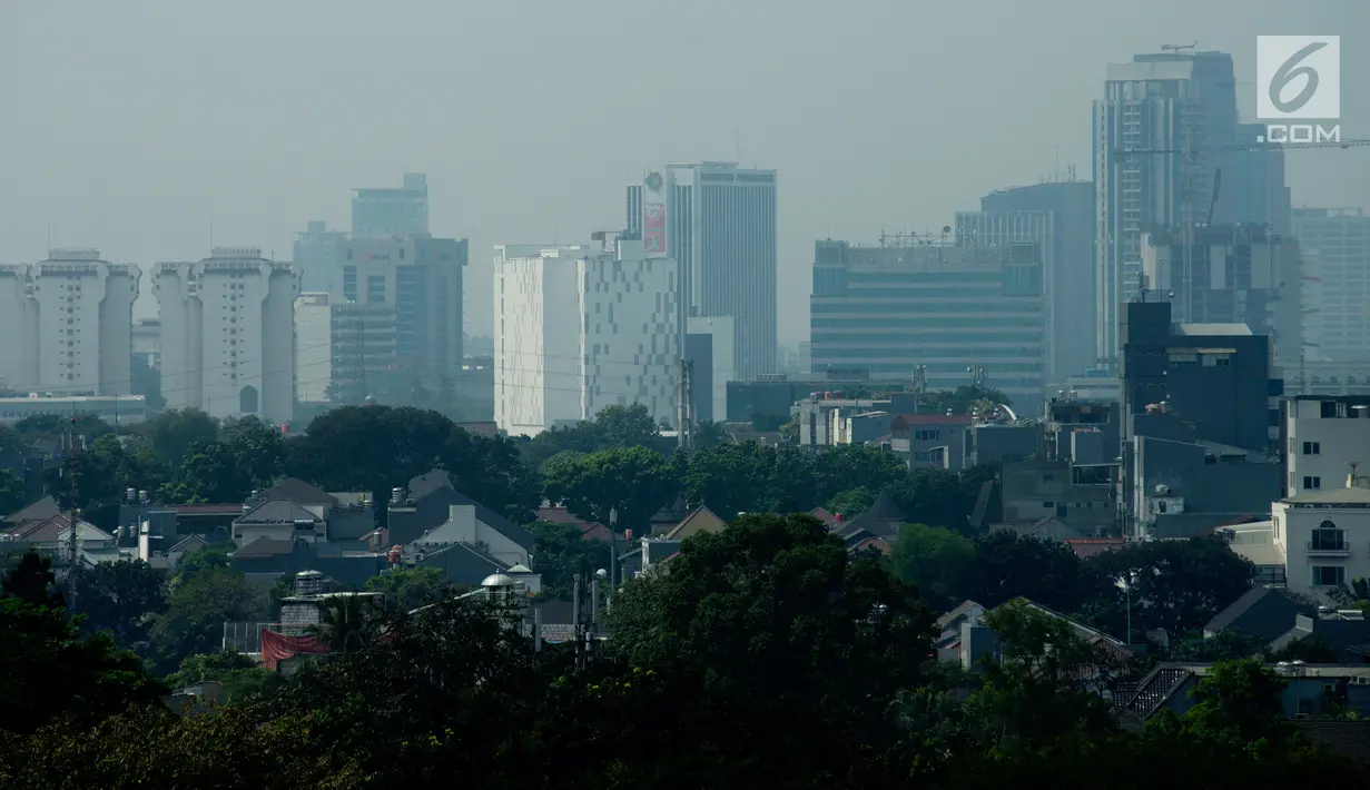 Kondisi langit Jakarta, Kamis (4/7/2019). Warga disarankan menggunakan masker saat berangkat kerja atau beraktivitas di luar ruangan akibat kualitas udara Jakarta yang buruk. (merdeka.com/Imam Buhori)