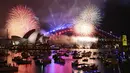 Kembang api meledak di atas Sydney Harbour saat perayaan Malam Tahun Baru di Sydney, Minggu, 31 Desember 2023. (Dan Himbrechts/AAP Image via AP)
