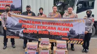 Perwakilan Alumni Akpol Detasemen Wiratama Bhayangkara menyalurkan donasi bantuan untuk korban gempa Cianjur. foto (Liputan6.com/Pradesta Bagus)