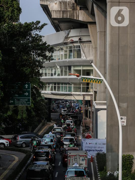 Suasana pembangunan halte Centrale Stichting Wederopbouw (CSW) di kawasan Kebayoran Baru, Jakarta, Selasa (8/6/2021). Halte ini dijadwalkan akan diresmikan pada 22 Juni 2021. (Liputan6.com/Johan Tallo)
