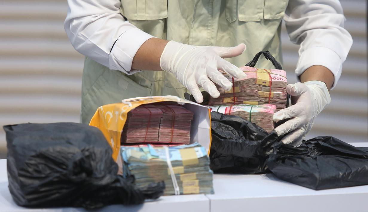 Petugas Komisi Pemberantasan Korupsi (KPK) menunjukkan barang bukti penangkapan dan penahanan Gubernur Riau Abdul Wahid di Gedung Merah Putih Komisi Pemberantasan Korupsi (KPK), Jakarta, Rabu (5/11/2025). Untuk diketahui, kasus ini dikenal dengan istilah "jatah preman", di mana Abdul Wahid diduga meminta sejumlah uang dari proyek-proyek di dinas tersebut. (merdeka.com/Arie Basuki)