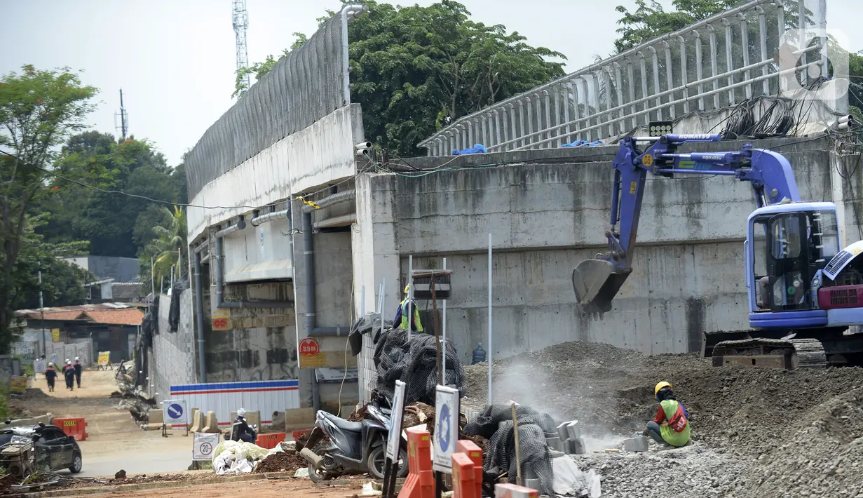 Pekerja menggunakan alat berat saat menyelesaikan proyek pembangunan jembatan di atas Jalan Tol Serpong-Cinere di Serua, Tangerang Selatan, Banten, Kamis (12/11/2020). Jembatan tersebut dibangun untuk menghubungkan jalan utama Serua dan Ciater. (merdeka.com/Dwi Narwoko)