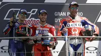 Andrea Dovizioso bersama Maverick Vinales (kiri) dan Danilo Petrucci (kanan) merayakan keberhasilan mereka meraih podium usai memenangi balapan MotoGP Italia di Sirkuit Mugello, Minggu (4/6/2017). (AP/Antonio Calanni)