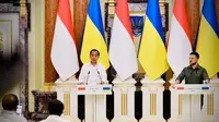 Presiden RI Joko Widodo atau Jokowi bersama Presiden Ukraina Volodymy Zelensky menyampaikan konferensi pers usai pertemuan di Istana Maryinsky, Kiev, Ukraina. (Foto: Sekretariat Presiden)