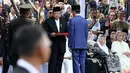 Presiden Joko Widodo atau Jokowi menyerahkan bendera Merah Putih kepada presiden ke-6 RI Susilo Bambang Yudhoyono (SBY) di ujung acara pemakaman Ani Yudhoyono di TMP Kalibata, Jakarta, Minggu (2/6/2019). Upacara pemakaman Ani Yudhoyono berlangsung khidmat. (Liputan6.com/JohanTallo)