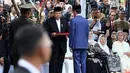 Presiden Joko Widodo atau Jokowi menyerahkan bendera Merah Putih kepada presiden ke-6 RI Susilo Bambang Yudhoyono (SBY) di ujung acara pemakaman Ani Yudhoyono di TMP Kalibata, Jakarta, Minggu (2/6/2019). Upacara pemakaman Ani Yudhoyono berlangsung khidmat. (Liputan6.com/JohanTallo)