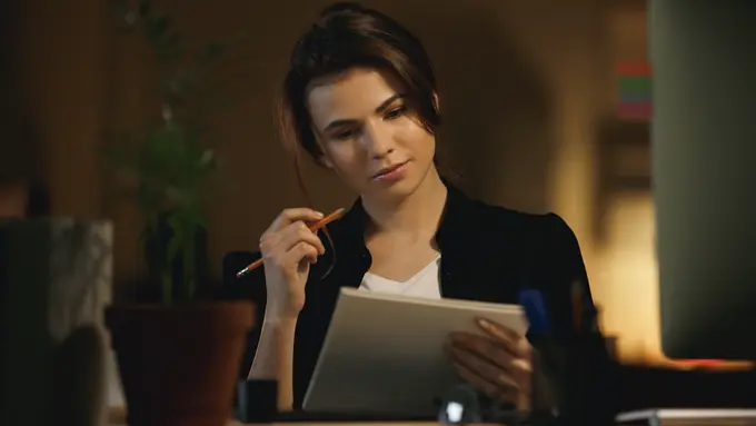 wanita bekerja di malam hari (overworked)