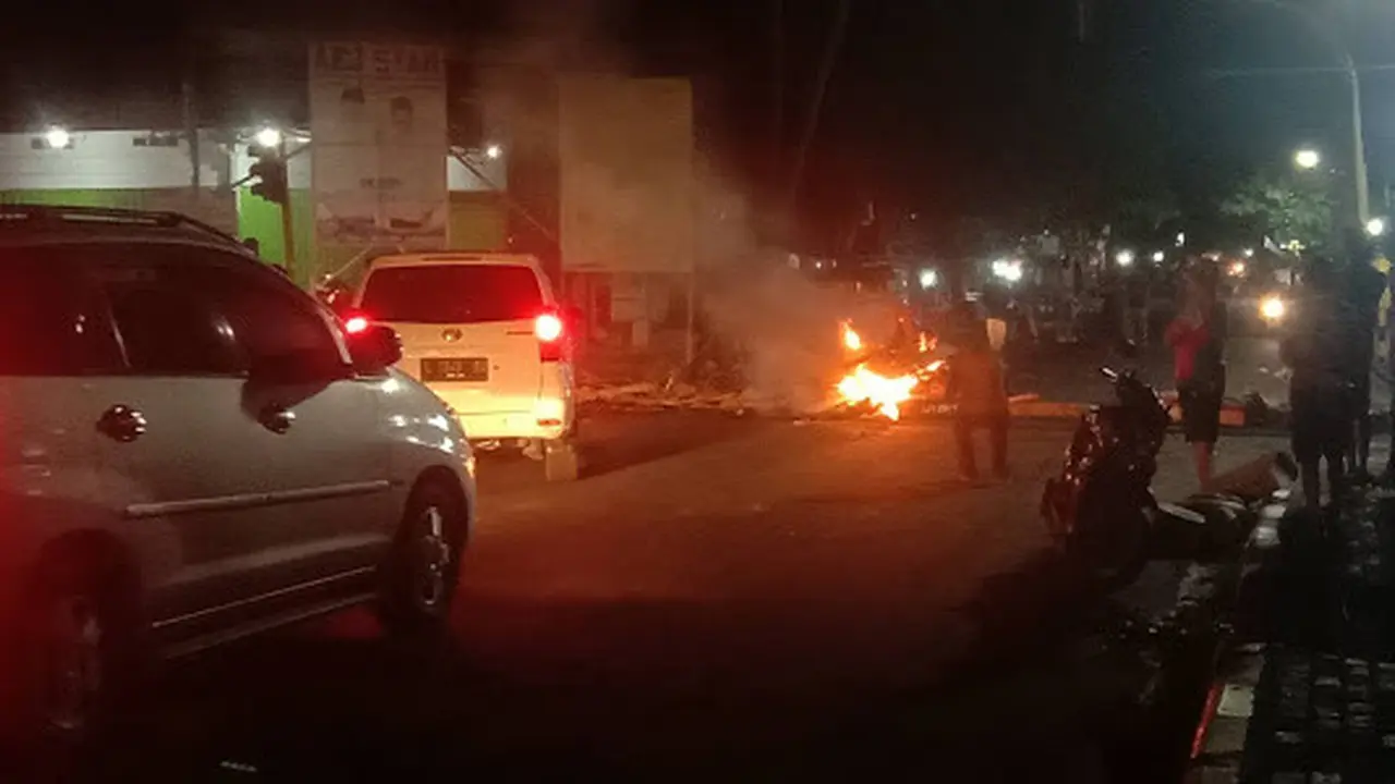 Massa Pendukung Bapaslon SUKA memblokir jalan dan membakar kayu di tengah jalan di Dompu. (Foto: Liputan6.com/Miftahul Yani)