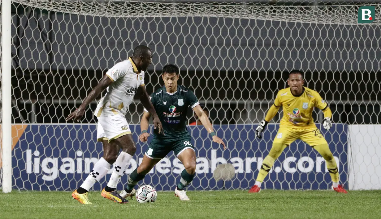 Di saat yang bersamaan, Dewa United yang cuma butuh hasil imbang untuk lolos ke semifinal juga berhasil menang tipis 1-0 atas PSMS Medan.  (Bola.com/Ikhwan Yanuar)