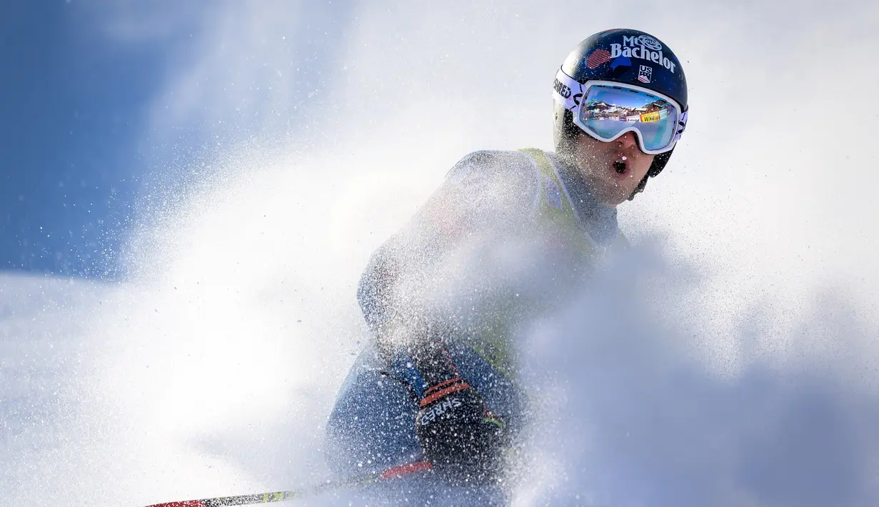 Tommy Ford berhasil melewati garis finis di babak 2 balapan Giant Slalom Putra dalam FIS Alpine ski World Cup. (Foto:AFP/Fabrice Coffrini)