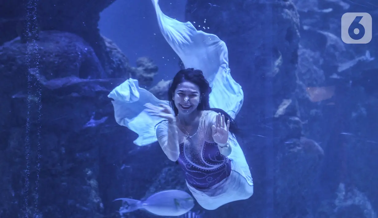 Putri duyung saat menyapa pengunjung Jakarta Aquarium dan Safari (JAQS), Neo Soho Mall, Jakarta, Rabu  (21/4/2021). JAQS menghadirkan pertunjukkan putri duyung dalam rangka memperingati Hari Kartini. (merdeka.com/Iqbal S Nugroho)