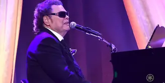 Ronnie Milsap merupakan salah satu musisi tunanetra yang populer. Ia kehilangan penglihatannya karena keturunan, akan tetapi hal tersebut tak menghentikannya sebagai seorang musisi. (RICK DIAMOND/GETTY IMAGES NORTH AMERICA/AFP)