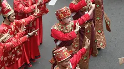 Peserta memakai kostum tradisional saat meramaikan pawai obor Asian Para Games 2018 di Jakarta, Minggu (30/9). Pawai obor dimulai dari Balai Kota DKI Jakarta dan berakhir di Gedung Kementerian Pemuda dan Olahraga. (Liputan6.com/Herman Zakahria)