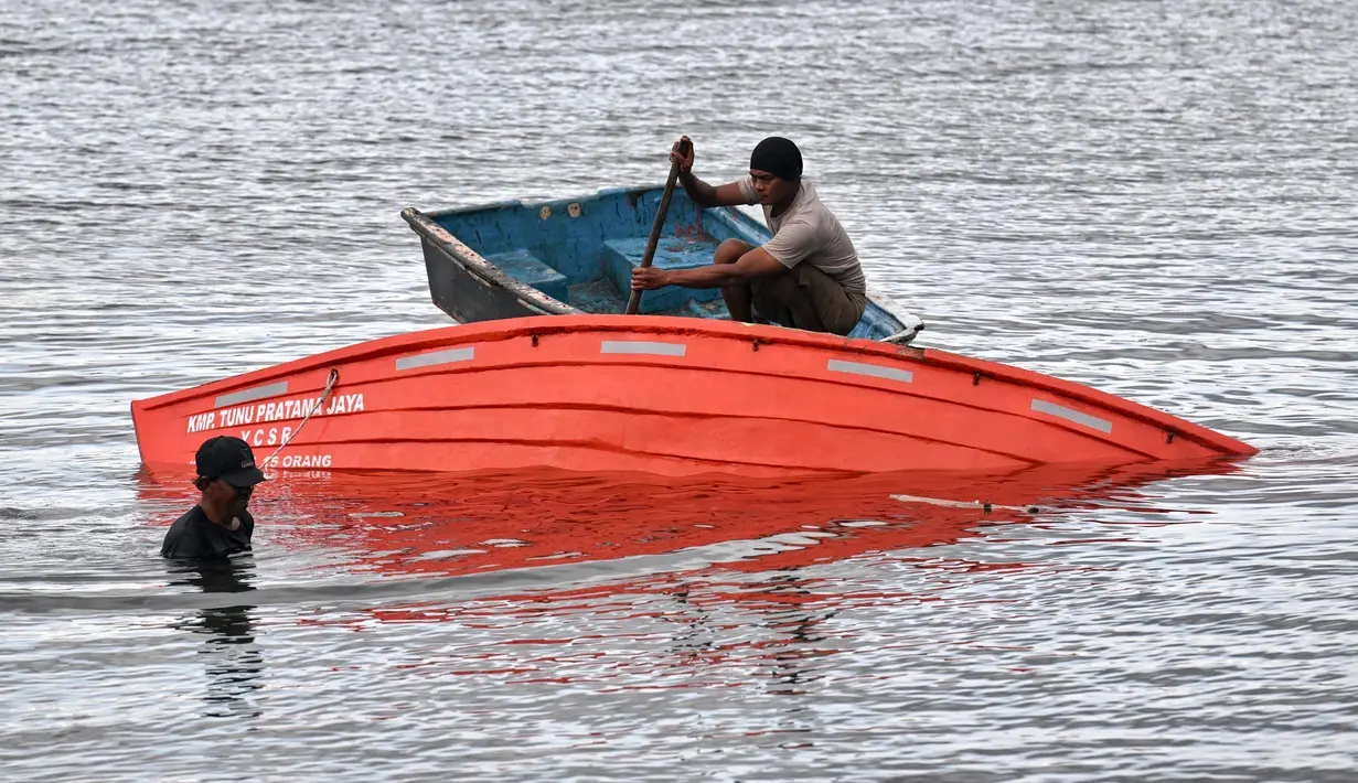 Tim pencari dan penyelamat menemukan sekoci saat mencari korban lenyap tenggelamnya korban Kapal Motor Penumpang (KMP) Tunu Pratama Jaya di perairan Selat Bali dekat Jembrana pada Jumat 4 Juli 2025. (SONNY TUMBELAKA/AFP)