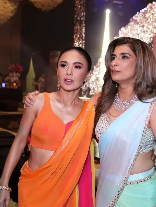 Kakak Krisdayanti ini tampil dengan mengaplikasikan lipstik nude glossy, serta blushon pink tipis. Dengan alis mata on fleek dan eyeshadow warna soft.  [@yunishara36]