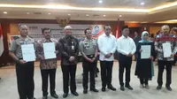 Kementerian PANRB menandatangani nota kesepahaman dengan Kapolri dan Kemendikbud serta Badan Kepegawaian Negara (BKN) terkait pengamaman seleksi CPNS 2018. Liputan6.com/Bawono