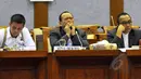 Ketum PSSI La Nyala Matalitti (tengah) beserta Wakilnya Hinca Panjaitan (kiri) saat menemui Komisi X DPR di Kompleks Parlemen, Jakarta, Senin (20/4/2015). PSSI mengadu kepada DPR mengenai pembekuan organisasinya. (Liputan6.com/Andrian M Tunay)