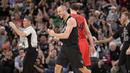 Ekspresi pemain San Antonio Spurs, Manu Ginobili usai mencetak 3-poin saat melawan Chicago Bulls  pada lanjutan laga NBA di AT&T Center, (25/12/2016). San Antonio Spurs menang 119-100. (AP/Darren Abate)