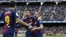 Para pemain Barcelona merayakan gol yang dicetak Lionel Messi ke gawang Celta Vigo pada laga La Liga Spanyol di Stadion Camp Nou, Katalonia, Sabtu (2/12/2017). Kedua klub bermain imbang 2-2. (AFP/Pau Barrena)