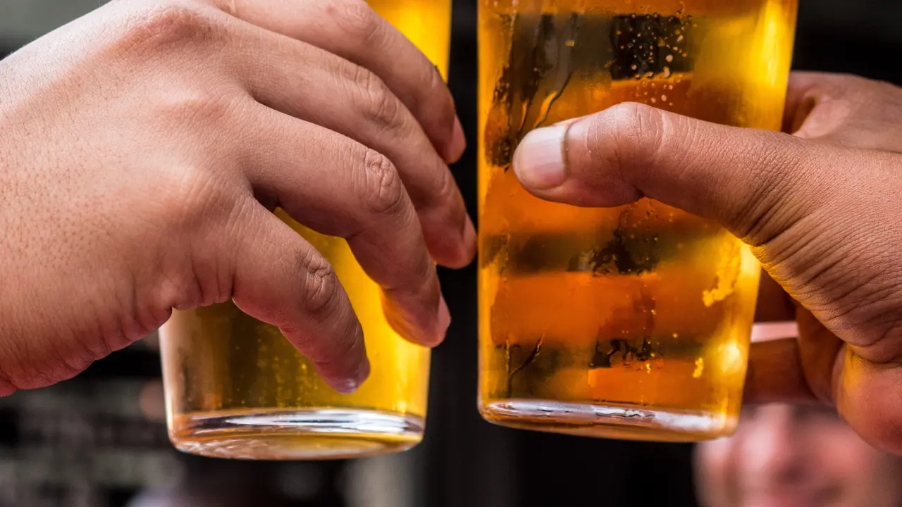 ilustrasi mengonsumsi alkohol membuat susah tidur/pexels