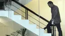 General Manager Divisi 6 PT Nindya Karya (Persero) Arie Mindartanto menaiki tangga memenuhi panggilan penyidik untuk dimintai keterangan di gedung KPK, Jakarta, Senin (23/4). (Merdeka.com/Dwi Narwoko)