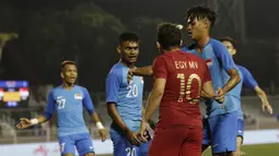 Gelandang Timnas Indonesia U-22, Egy Maulana, bersitegang dengan pemain Singapura U-22 pada laga SEA Games 2019 di Stadion Rizal Memorial, Manila, Kamis (28/11). Indonesia menang 2-0 atas Singapura. (Bola.com/M Iqbal Ichsan)