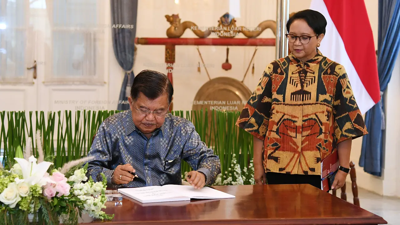 Wakil Presiden RI Jusuf Kalla, didamping Menteri Luar Negeri RI Retno Marsudi, saat mengisi buku tamu di Gedung Pancasila Kemlu RI, dalam rangka peresmian pendirian Lembaga Dana Kerja Sama Pembangunan Internasional (LDKPI) (18/10/2019) (sumber: Kemlu RI)