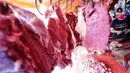 Seorang wanita membeli daging sapi di Pasar Kebayoran Lama, Jakarta, Sabtu (16/5/2020). Permintaan daging sapi jelang Idul Fitri meningkat hingga 50 persen daripada hari biasa  mengakibatkan harga naik dari rata-rata Rp100 ribu per kilogram menjadi Rp120 ribu per kilogram. (Liputan6.com/Johan Tallo)