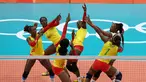 Para pemain voli putri Kamerun melakukan selebrasi saat bertanding melawan tim voli putri Jepang pada Olimpiade Rio 2016 di Maracanazinho, Rio de Janeiro, Brasil, (8/8). (REUTERS/Pilar Olivares)