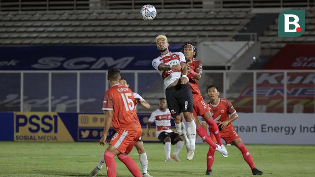 Foto: Belum Cicipi Kemenangan di BRI Liga 1 2021 / 2022, Madura United dan PSM Makassar Bermain Imbang