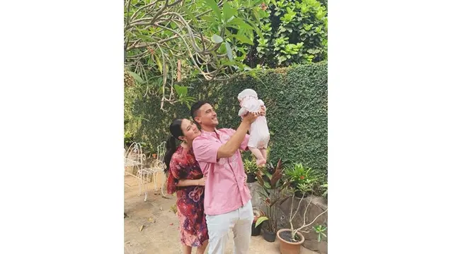 6 Potret Kebersamaan Raisa, Hamish dan Putrinya, Bikin Gemas