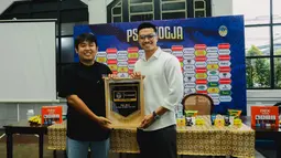 Manager Sponsorship dan Komersial PSIM Yogyakarta, Yusuf Natanegara berfoto bersama SVP of Product Commerce & Retail Bukalapak, Fanny Limassa sebagai sponsor utama klub dalam acara peluncuran deretan sponsor PSIM Yogyakarta untuk musim 2024/2025 di Ndalem Poenakawan, Yogyakarta, Jumat (23/8/2024). (Bola.com/Ana Dewi)