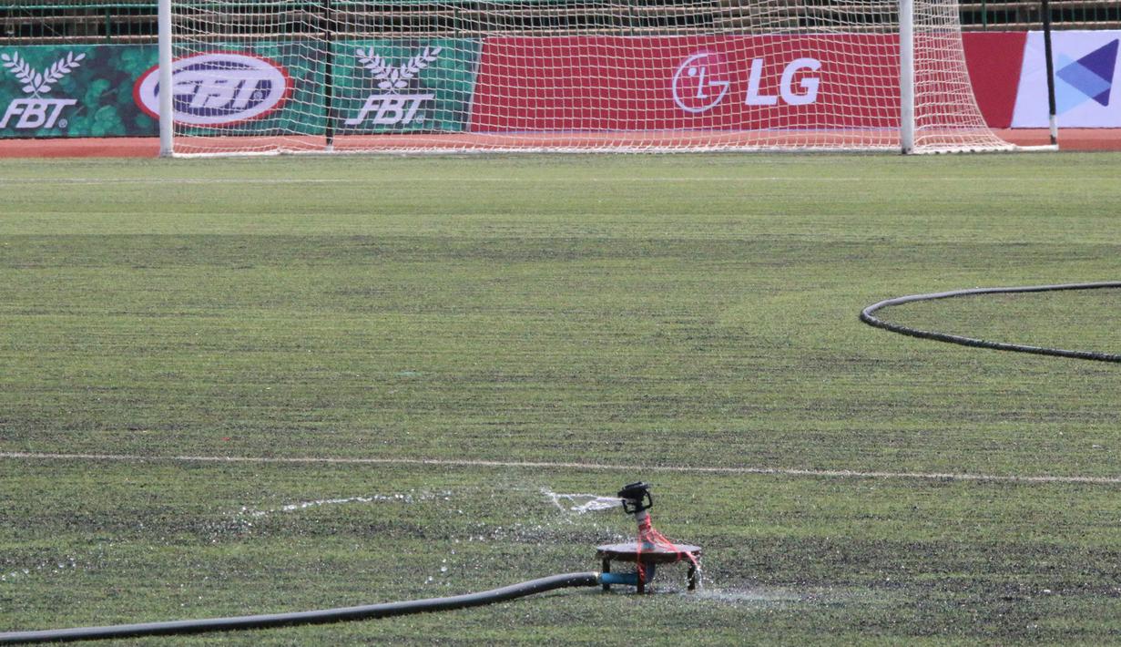 Kondisi rumput dari Stadion National Olympic di Phnom Penh, Rabu (20/2). Stadion ini menjadi salah satu venue yang menggelar laga Piala AFF U-22 2019. (Bola.com/Zulfirdaus Harahap)