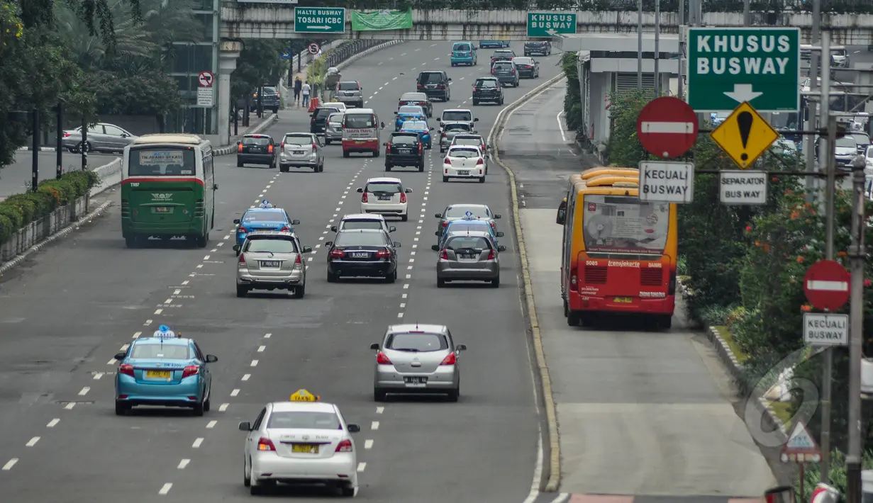 Kondisi jalan di kawasan Sudirman terlihat lancar, Jakarta, Jumat (3/4/2015).  Kondisi jalanan lengang disebabkan libur panjang yang bertepatan libur paskah dan banyaknya masyarakat Jakarta yang berlibur ke luar kota. (Liputan6.com/Faizal Fanani)