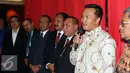 Menpora Imam Nahrawi (kanan) memberi sambutan saat meresmikan gerai pojok PSSI di Kongres PSSI 2017, Bandung (8/1). 13 mantan penggawa Timnas Indonesia hadir dalam peresmian tersebut. (Liputan6.com/Helmi Fithriansyah)