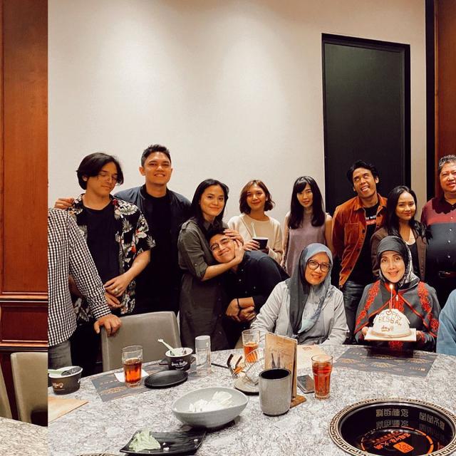 6 Potret Kebersamaan Sheila Dara dan Keluarga Vidi Aldiano, Sudah Akrab
