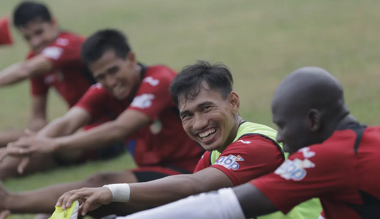 Pemain Mitra Kukar, Zulkifli Syukur melakukan pendinginan usai latihan jelang laga semi final Piala Presiden 2015 melawan Persib di Stadion Aji Imbut, Tenggarong, Kaltim, Sabtu (3/10/2015). (Bola.com/Vitalis Yogi Trisna)
