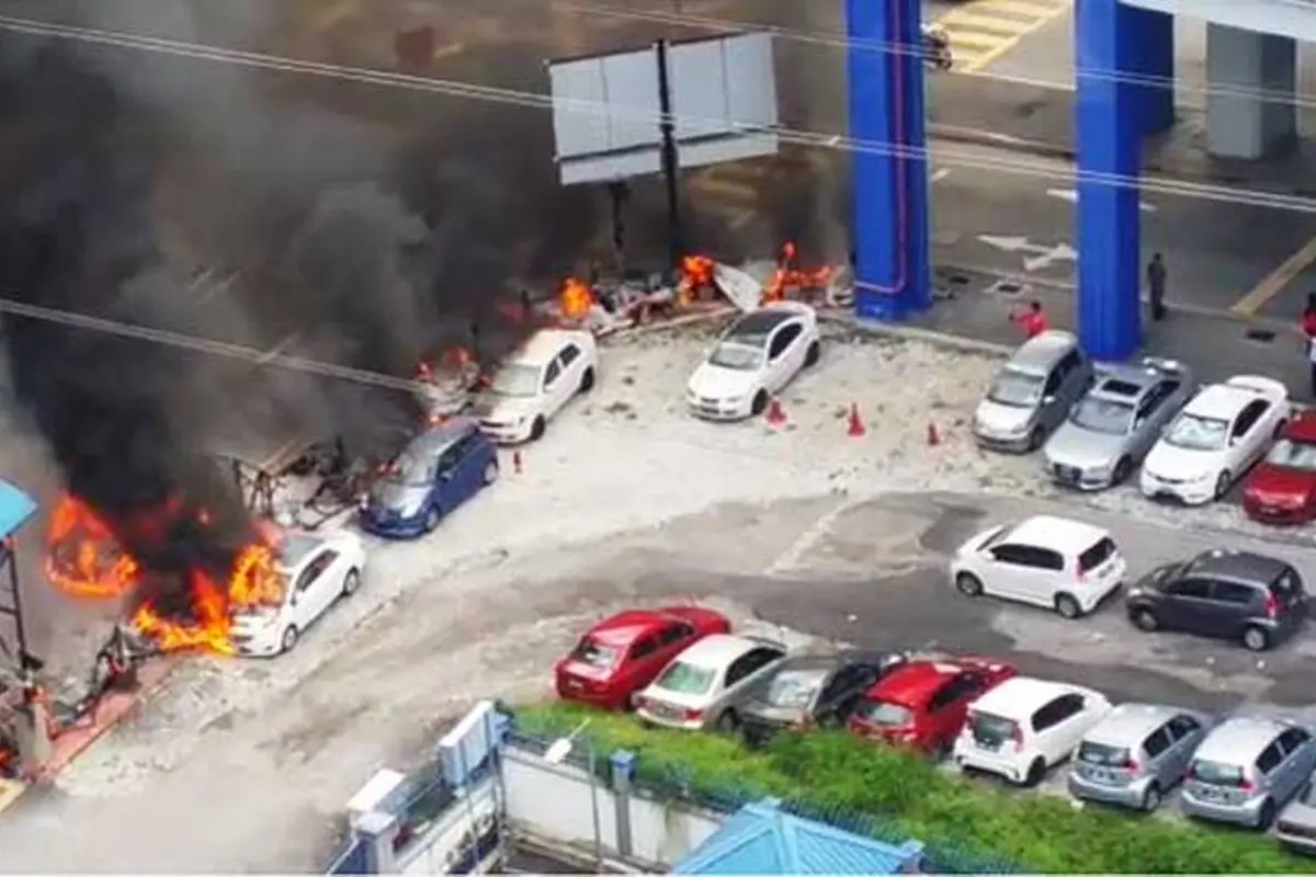 Detik-detik 6 Mobil Meledak Dekat Stasiun MRT Malaysia, Bom?