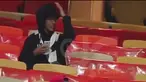 Seorang perempuan arab Saudi nekat menyamar sebagai lelaki demi menyaksikan pertandingan sepak bola.Sialnya, aksi penyamarannya tertangkap kamera