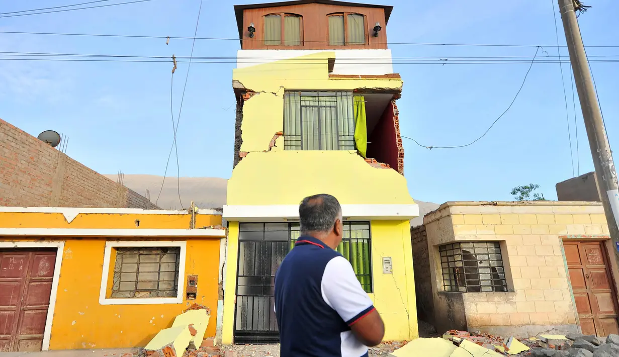 Seorang pria melihat kerusakan akibat gempa di sebuah rumah di kota Acari, provinsi Arequipa di Peru selatan (14/1). Setidaknya 65 orang yang tersebar di Arequipa, Ica, dan Ayacucho terluka akibat gempa tersebut. (AFP Photo/Str)