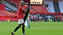 Segera setelah peluit panjang pertandingan berbunyi, Pogba menghampiri tribun penonton untuk mengambil bendera Palestina dari seorang suporter Manchester United. (Foto: AFP/Pool/Paul Ellis)