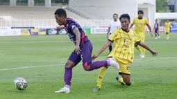 Kedua tim berhasil memberikan permainan menekan sejak babak pertama dimulai. Peluang RANS Cilegon FC terjadi pada menit ke-20. Sayang tendangan dari Sadam masih sedikit menyamping di pinggir gawang Perserang Serang. (Bola.com/M Iqbal Ichsan)