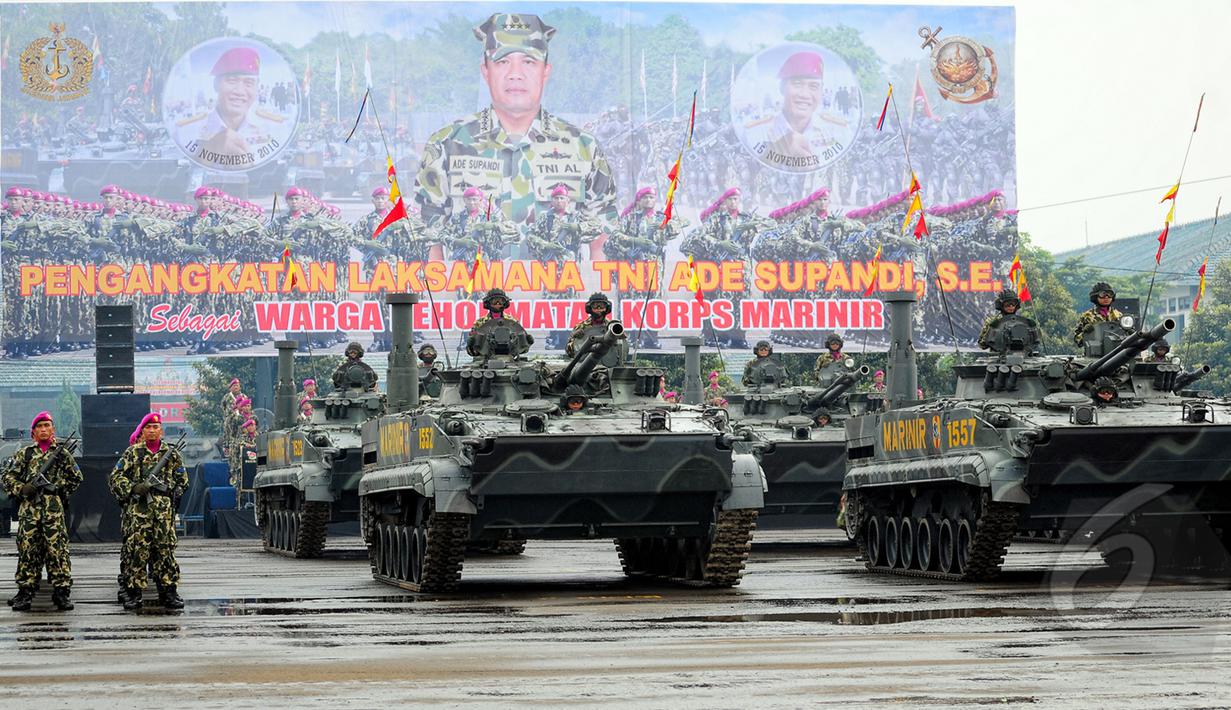 Korps Marinir TNI AL unjuk kebolehan dan peralatan perang TNI AL di Markas Marinir Cilandak, Jakarta Selatan, Kamis (2/4/2015). Antraksi tersebut untuk pemberian gelar Warga Kehormatan Marinir kepada KSAL Laksamana Ade Supandi. (Liputan6.com/Yoppy Renato)