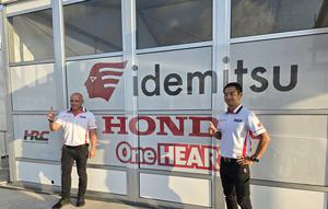 Dua petinggi Honda Team Asia, Hiroshi Aoyama (manajer tim), dan Emanuele Ventura (Chief Crew)