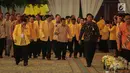 Wakil Presiden Jusuf Kalla (tengah) didampingi Ketum Golkar Airlangga Hartarto saat tiba untuk menghadiri penutupan Munaslub Golkar di Jakarta, Rabu (20/12). (Liputan6.com/Faizal Fanani)