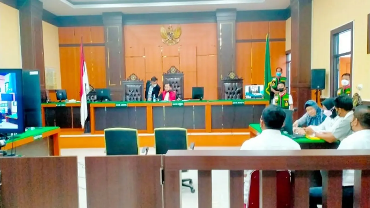 Hakim tunggal Ersin saat membacakan putusan praperadilan terhadap Polres Kampar dan Polda Riau.
