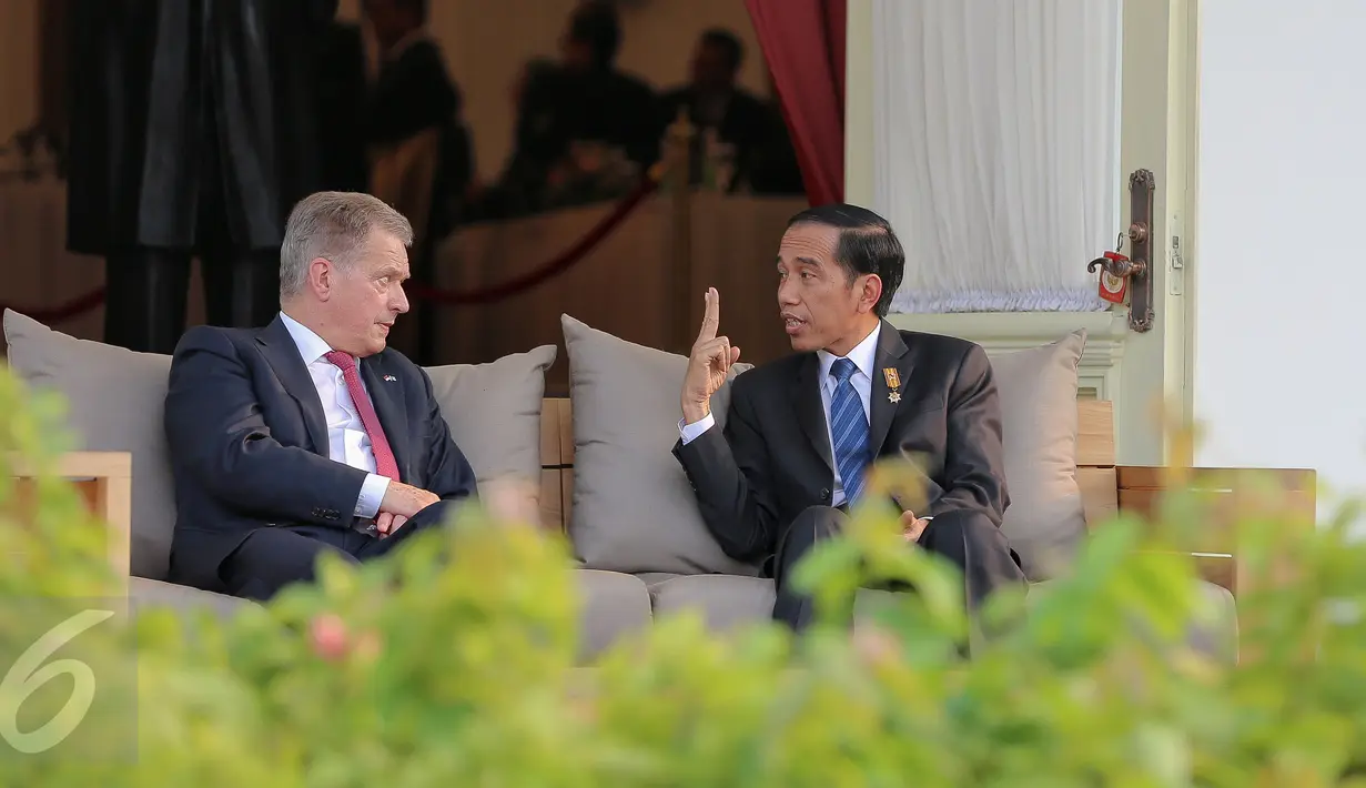 Presiden Jokowi mengobrol santai dengan Presiden Finlandia Sauli Niinisto di teras belakang Istana Merdeka, Jakarta,  (3/11/2015). Pertemuan akan membahas tata kelola lahan gambut untuk antisipasi bencana kebakaran hutan. (Liputan6.com/Faizal Fanani)