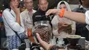 Pengunjung melihat pembuatan kopi pada acara minum kopi gratis di Gedung Kementerian Perindustrian, Jakarta, Kamis (1/10/2015). Acara bagi-bagi kopi gratis ini dalam rangka Pencanangan Hari Kopi Internasional. (Liputan6.com/Angga Yuniar)